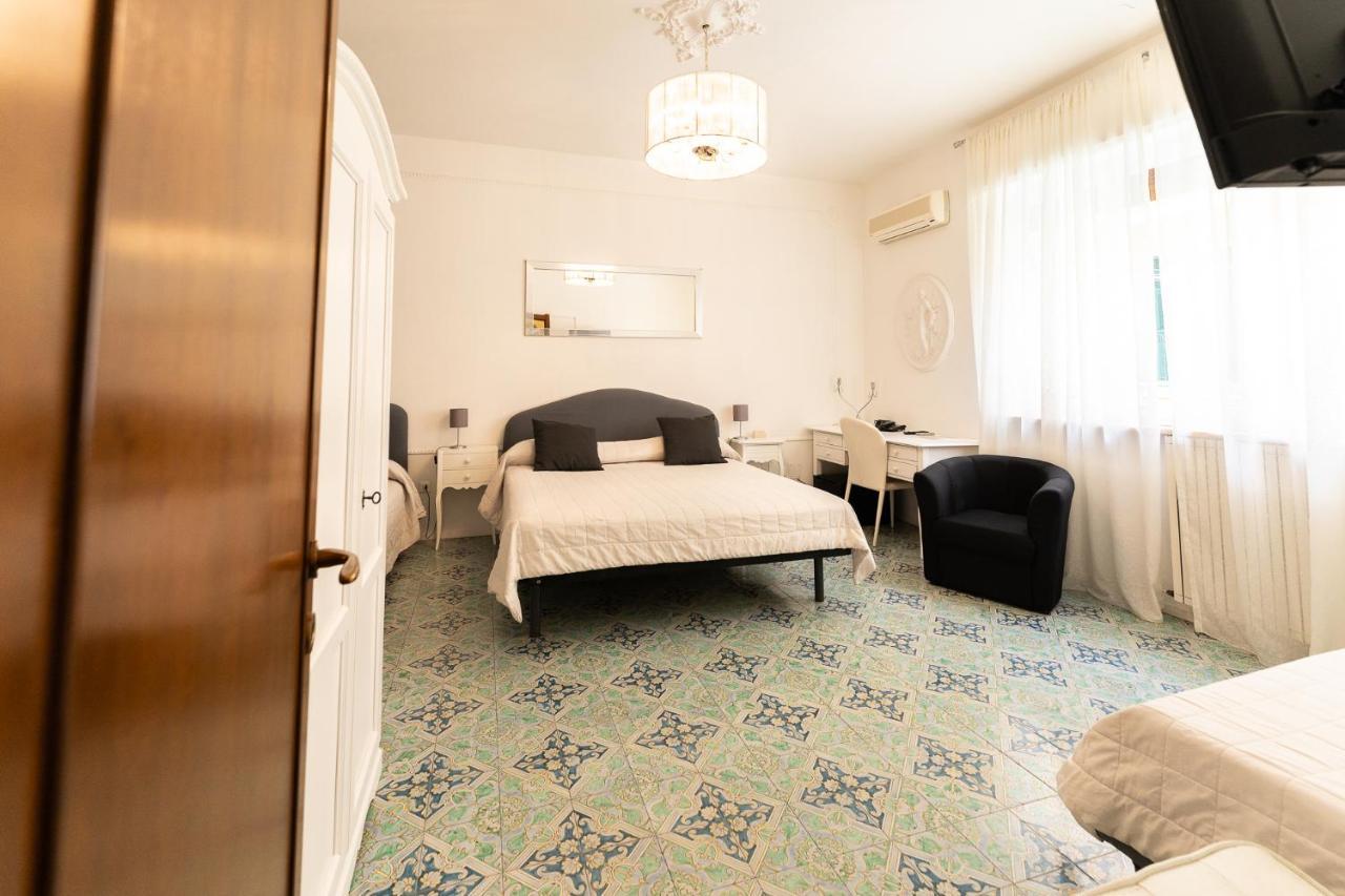 Hotel Miramare Noli Esterno foto